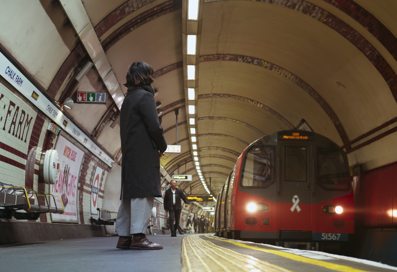 Detalle del proceso de etalonaje en un documental cultural, respetando el estilo natural de la imagen original.